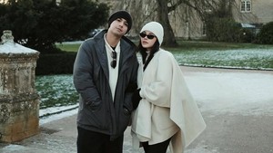 Al Ghazali tampil simpel dengan parka abu-abu dan sweter rajut putih yang maskulin. Foto: Instagram Alyssa Daguise