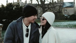 Detail kecil seperti kupluk dan kacamata hitam bikin gaya winter mereka makin effortless. Foto: Instagram Alyssa Daguise