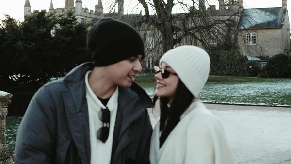 Winter Getaway Alyssa Daguise dan Al Ghazali, Baby Bump Ikut Curi Perhatian