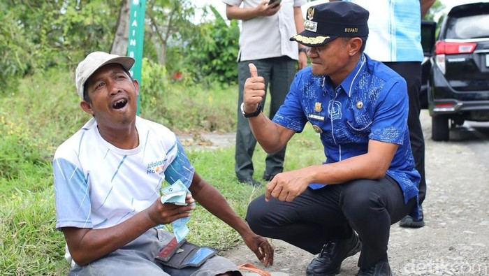 Bupati Bone Andi Asman Sulaiman saat singgah menemui lansia disabilitas di Kecamatan Barebbo.