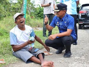 Cerita Haru Bupati Bone Singgah Temui Lansia Disabilitas di Pinggir Jalan
