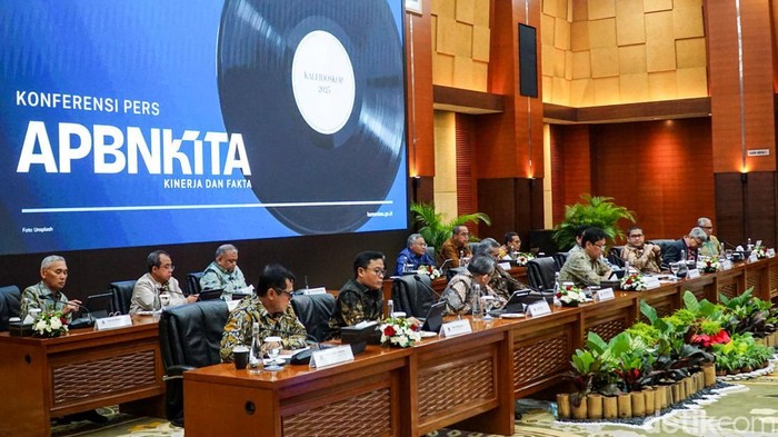 Konferensi pers APBN KiTa Edisi Januari 2026 digelar di Kementerian Keuangan, Jakarta, Kamis (8/1/2026). Acara ini dihadiri Menteri Keuangan Purbaya Yudhi Sadewa, Wakil Menteri Keuangan Suahasil Nazara dan Thomas Djiwandono, serta jajaran pejabat Ese