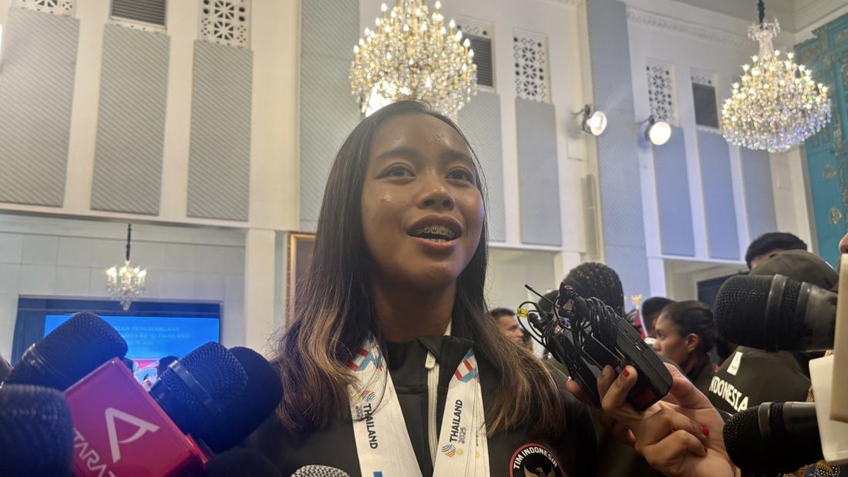 Atlet triatlon, Martina Ayu Pratiwi, menerima bonus langsung dari Presiden Prabowo Subianto Atlet triatlon, Martina Ayu Pratiwi, menerima bonus langsung dari Presiden Prabowo Subianto