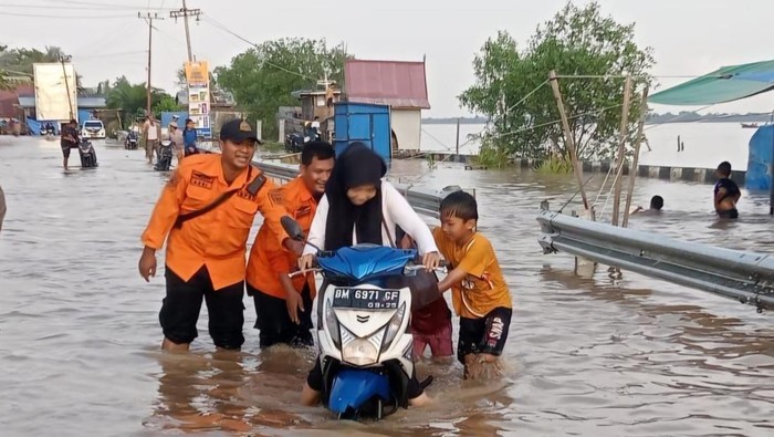 Inhil Dilanda Banjir Rob Imbas Hujan Deras dan Kenaikan Air Laut