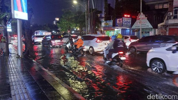 Lalu lintas tersendat imbas banjir di Jalan Kapten Piere Tendean, Kelurahan Sekayu, Kecamatan Semarang Tengah, Kota Semarang, Kamis (1/8/2026).