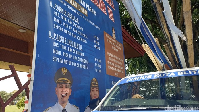 Banner Tarif Parkir di Kota Blitar Dirusak Orang Tak Dikenal