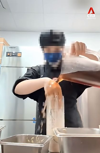 Barista chagee jorok Viral! Barista Milk Tea Jorok Bikin Teh Pakai Tangan, Berujung Dipecat