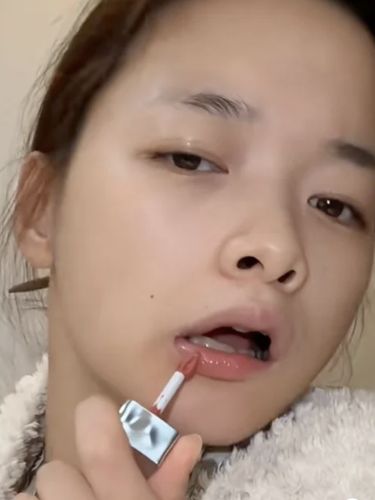 Beauty influencer China, Ling Ling, dituduh pura-pura lumpuh