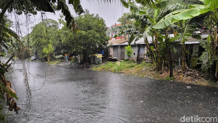 Hujan Deras Terjang Gresik, Bekas Perlintasan Kereta Api Jadi Sungai Dadakan