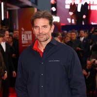 Bradley Cooper menghadiri pemutaran perdana film Springsteen: Deliver Me from Nowhere di London, Inggris, akhir tahun lalu. Ia akhirnya menanggapi rumor operasi plastik yang belakangan ramai diperbincangkan. Ia mengakui bahwa dalam beberapa waktu terakhir, banyak orang memuji penampilannya. “Akhir-akhir ini ada saja orang yang datang ke saya,” ujar Bradley Cooper dalam podcast Smartless episode 5 Januari. “Mereka bilang, ‘Kamu kelihatan bagus!’” katanya kepada para host yang juga sesama aktor, yaitu Will Arnett, Jason Bateman, dan Sean Hayes. (Foto: Tim P. Whitby/Getty Images for The Walt Disney Company Limited)