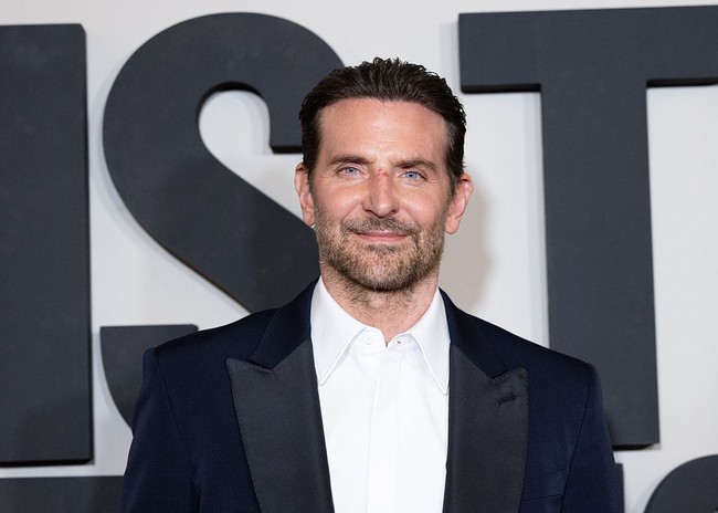 “Saya mau bilang, karena kami sering membaca itu, ‘Semua orang mengira Bradley operasi plastik,’” kata Arnett. “Padahal yang orang tidak tahu adalah, dia tidak melakukannya. Jelas tidak.” Arnett mengaku kesal dengan rumor tersebut. Menurutnya, banyak orang merasa paling tahu hanya berdasarkan gosip di internet.Foto: Stephanie Augello/Variety via Getty Images