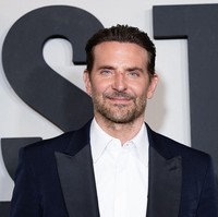 “Saya mau bilang, karena kami sering membaca itu, ‘Semua orang mengira Bradley operasi plastik,’” kata Arnett. “Padahal yang orang tidak tahu adalah, dia tidak melakukannya. Jelas tidak.” Arnett mengaku kesal dengan rumor tersebut. Menurutnya, banyak orang merasa paling tahu hanya berdasarkan gosip di internet.Foto: Stephanie Augello/Variety via Getty Images