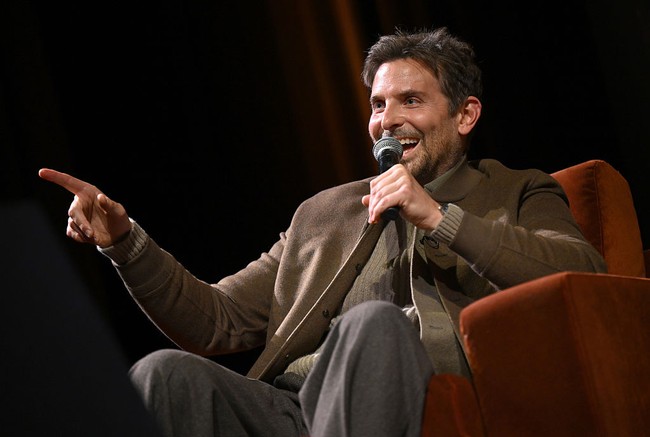 Sementara itu, Jason Bateman mencairkan suasana dengan bercanda soal dirinya sendiri. Ia mengklaim sudah “dipotong habis-habisan” oleh prosedur kosmetik. “Tapi lihat, hasilnya sepadan, kan?” katanya sambil tertawa, diikuti gelak tawa para host lainnya. (Foto: Jeff Spicer/BAFTA/Getty Images for BAFTA)