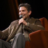 Sementara itu, Jason Bateman mencairkan suasana dengan bercanda soal dirinya sendiri. Ia mengklaim sudah “dipotong habis-habisan” oleh prosedur kosmetik. “Tapi lihat, hasilnya sepadan, kan?” katanya sambil tertawa, diikuti gelak tawa para host lainnya. (Foto: Jeff Spicer/BAFTA/Getty Images for BAFTA)