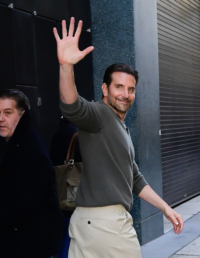 Nama Bradley Cooper memang sempat menjadi sorotan sejak transformasinya yang drastis saat memerankan komposer legendaris Leonard Bernstein dalam film Maestro (2023). Spekulasi soal operasi plastik kembali mencuat pada akhir 2025, ketika ia tampil bersama Will Arnett untuk promosi film ‘Is This Thing On?’. (Foto: Raymond Hall/GC Images)