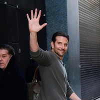 Nama Bradley Cooper memang sempat menjadi sorotan sejak transformasinya yang drastis saat memerankan komposer legendaris Leonard Bernstein dalam film Maestro (2023). Spekulasi soal operasi plastik kembali mencuat pada akhir 2025, ketika ia tampil bersama Will Arnett untuk promosi film ‘Is This Thing On?’. (Foto: Raymond Hall/GC Images)