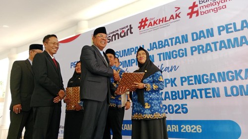 Bupati Iron ketika menyerahkan SK perpanjangan bagi 258 PPPK di Lombok Timur, NTB, Kamis (8/1/2026). (Sanusi Ardi W/detikBali)