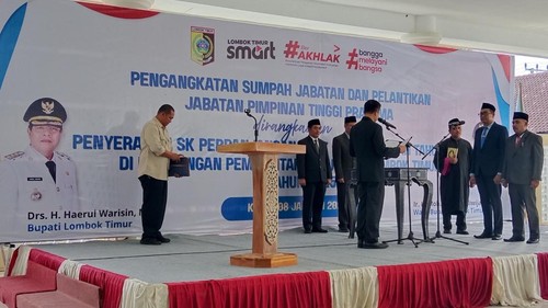 Bupati Lombok Timur, Haerul Warisin, melantik Kadisdikbud dan Kadinkes baru, Kamis (8/1/2025). (Sanusi Ardi W/detikBali)