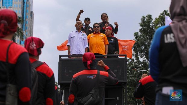 Buruh dari berbagai serikat pekerja melakukan aksi unjuk rasa di kawasan Jalan Medan Merdeka Selatan, Jakarta, Kamis (8/1/2026). (CNBC Indonesia/Faisal Rahman)