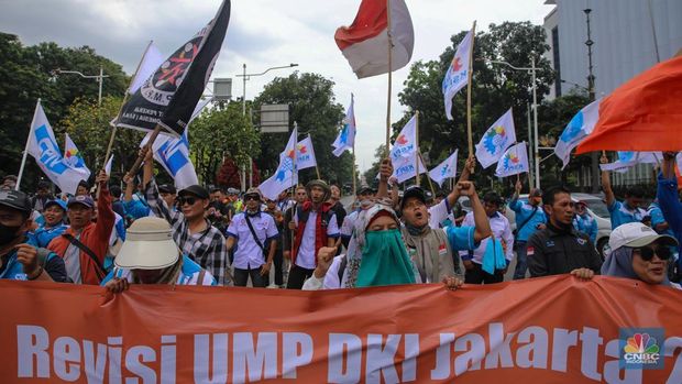 Buruh dari berbagai serikat pekerja melakukan aksi unjuk rasa di kawasan Jalan Medan Merdeka Selatan, Jakarta, Kamis (8/1/2026). (CNBC Indonesia/Faisal Rahman)