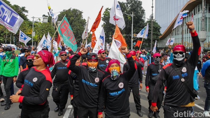 Aksi unjuk rasa buruh kembali digelar di Jakarta, Kamis (8/1/2026). Dalam aksi tersebut, para buruh menolak penetapan Upah Minimum Provinsi (UMP) 2026 dan menuntut pemerintah menetapkan upah sesuai kebutuhan hidup layak.