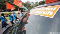 Dalam tuntutannya, buruh mendesak agar UMP DKI Jakarta 2026 direvisi menjadi 100 persen Kebutuhan Hidup Layak (KHL) sebesar Rp5,89 juta per bulan.
