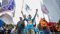 Aksi demonstrasi berlangsung tertib dan menjadi bentuk tekanan buruh agar pemerintah segera meninjau kembali kebijakan upah. Buruh menegaskan akan terus menyuarakan aspirasi mereka hingga tuntutan upah layak mendapat respons dari pemerintah.