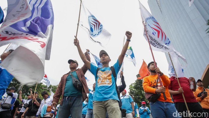 Aksi unjuk rasa buruh kembali digelar di Jakarta, Kamis (8/1/2026). Dalam aksi tersebut, para buruh menolak penetapan Upah Minimum Provinsi (UMP) 2026 dan menuntut pemerintah menetapkan upah sesuai kebutuhan hidup layak.