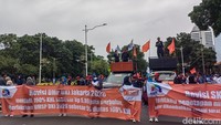 Buruh Mulai Padati Area Monas, Tuntut UMP Jakarta Naik!