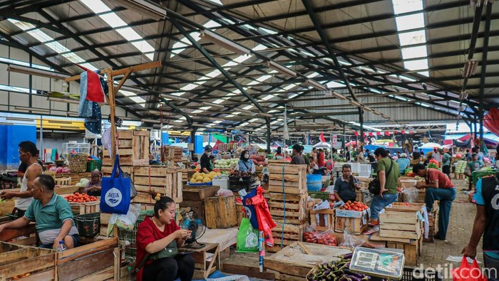 Aktivitas perdagangan di Pasar Induk Kramat Jati, Jakarta Timur berlangsung ramai. Para pedagang sayur dan buah melayani transaksi jual beli, sementara arus distribusi komoditas pangan terus bergerak untuk memenuhi kebutuhan pasar di Jakarta dan sekitarnya.