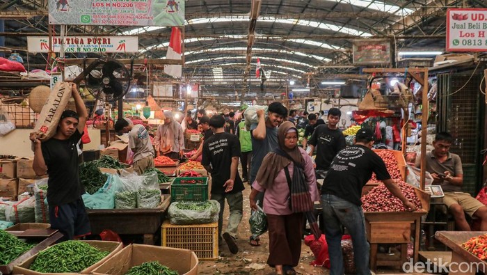 Aktivitas perdagangan di Pasar Induk Kramat Jati, Jakarta Timur berlangsung ramai. Para pedagang sayur dan buah melayani transaksi jual beli, sementara arus distribusi komoditas pangan terus bergerak untuk memenuhi kebutuhan pasar di Jakarta dan sekitarnya.