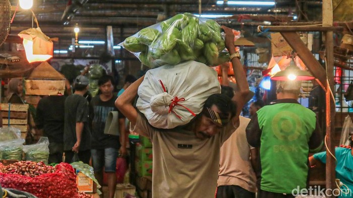 Aktivitas perdagangan di Pasar Induk Kramat Jati, Jakarta Timur berlangsung ramai. Para pedagang sayur dan buah melayani transaksi jual beli, sementara arus distribusi komoditas pangan terus bergerak untuk memenuhi kebutuhan pasar di Jakarta dan sekitarnya.