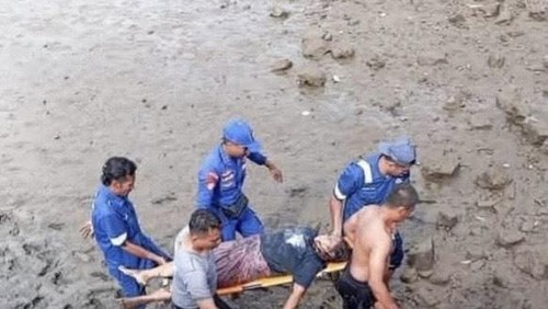 Petugas melakukan evakuasi terhadap mayat M yang ditemukan mengapung di Pelabuhan Lembar. (Istimewa)