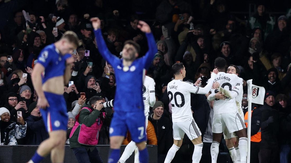 Fulham kalahkan 10 pemain Chelsea 2-1. (REUTERS/David Klein)