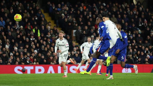 Soccer Football - Premier League - Fulham v Chelsea - Craven Cottage, London, Britain - January 7, 2026  Chelsea's Liam Delap scores their first goal REUTERS/David Klein EDITORIAL USE ONLY. NO USE WITH UNAUTHORIZED AUDIO, VIDEO, DATA, FIXTURE LISTS, CLUB/LEAGUE LOGOS OR 'LIVE' SERVICES. ONLINE IN-MATCH USE LIMITED TO 120 IMAGES, NO VIDEO EMULATION. NO USE IN BETTING, GAMES OR SINGLE CLUB/LEAGUE/PLAYER PUBLICATIONS. PLEASE CONTACT YOUR ACCOUNT REPRESENTATIVE FOR FURTHER DETAILS..