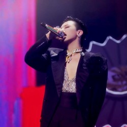 Gaya G-Dragon Pakai Bandana Mewah 209,71 Karat