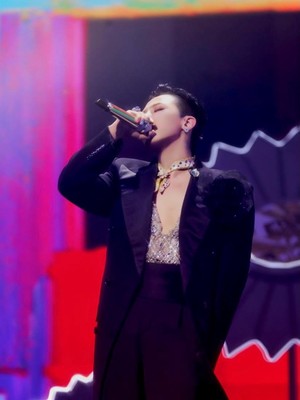 Gaya G-Dragon Pakai Bandana Mewah 209,71 Karat