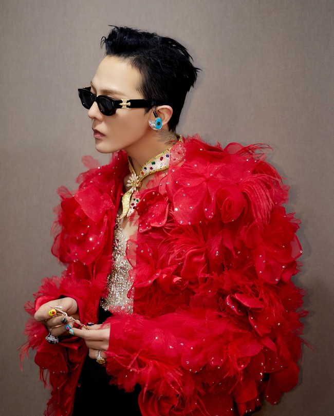 G-Dragon tak hanya dikenal sebagai personel boy group legendaris BIGBANG, tapi juga kiblat fashion di industri KPop. Penampilannya memakai bandana emas, berhias berlian dan batu permata sontak viral menjadi perbincangan. Foto: dok. Instagram @xxxibgdrgn