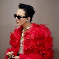 G-Dragon tak hanya dikenal sebagai personel boy group legendaris BIGBANG, tapi juga kiblat fashion di industri KPop. Penampilannya memakai bandana emas, berhias berlian dan batu permata sontak viral menjadi perbincangan. Foto: dok. Instagram @xxxibgdrgn