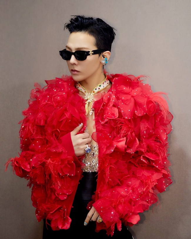 Sesuai namanya, Bandana Royale, bandana tersebut sepenuhnya berhias 94,3 karat berlian putih (2.061 batu), 44,8 karat berlian kuning kenari (857 batu), 54,6 karat permata besar, dan 10,6 karat permata kecil. Termasuk batu rubi, zamrud, safir, dan turmalin yang mencerminkan estetikanya. Foto: dok. Instagram @xxxibgdrgn