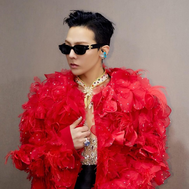 7 Potret G-Dragon Pakai Bandana Emas Berhias Permata, Cuma Ada Satu di Dunia