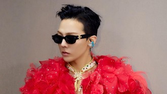 7 Potret G-Dragon Pakai Bandana Emas Berhias Permata, Cuma Ada Satu di Dunia