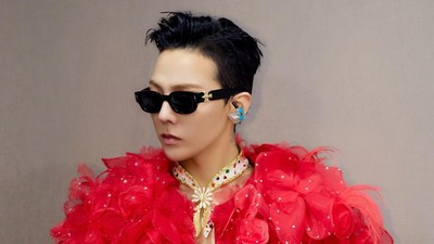 7 Potret G-Dragon Pakai Bandana Emas Berhias Permata, Cuma Ada Satu di Dunia