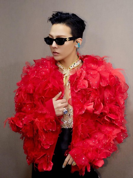 7 Potret G-Dragon Pakai Bandana Emas Berhias Permata, Cuma Ada Satu di Dunia