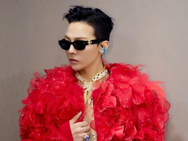 7 Potret G-Dragon Pakai Bandana Emas Berhias Permata, Cuma Ada Satu di Dunia