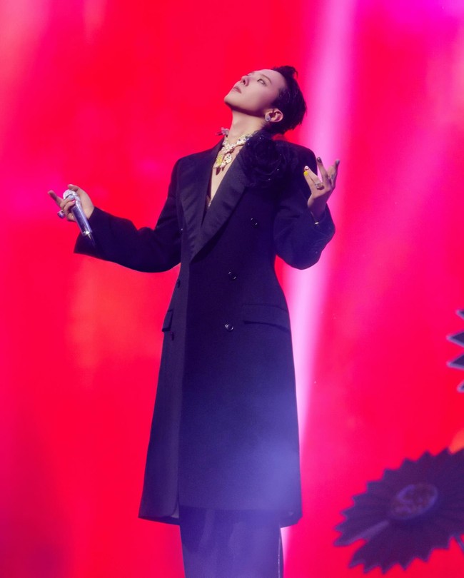 Sebelumnya G-Dragon juga terlihat memakai Bandana Royale selama konser encore Übermensch di Seoul pada pertengahan Desember 2025. Foto: dok. Instagram @xxxibgdrgn