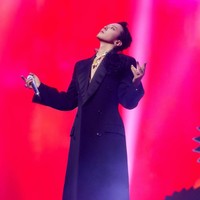 Sebelumnya G-Dragon juga terlihat memakai Bandana Royale selama konser encore Übermensch di Seoul pada pertengahan Desember 2025. Foto: dok. Instagram @xxxibgdrgn