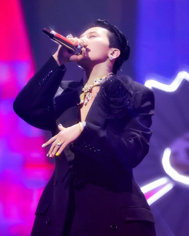 Saat tampil di Melon Music Awards 2025, G-Dragon memakai bandana hasil kolaborasinya bersama merek perhiasan dan jam tangan mewah Amerika Serikat, Jacob & Co. Bukan terbuat dari kain, melainkan lempeng emas 18 karat seberat 559,3 gram dan batu permata 209,7 karat. Foto: dok. Instagram @xxxibgdrgn