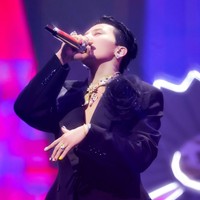 Saat tampil di Melon Music Awards 2025, G-Dragon memakai bandana hasil kolaborasinya bersama merek perhiasan dan jam tangan mewah Amerika Serikat, Jacob & Co. Bukan terbuat dari kain, melainkan lempeng emas 18 karat seberat 559,3 gram dan batu permata 209,7 karat. Foto: dok. Instagram @xxxibgdrgn