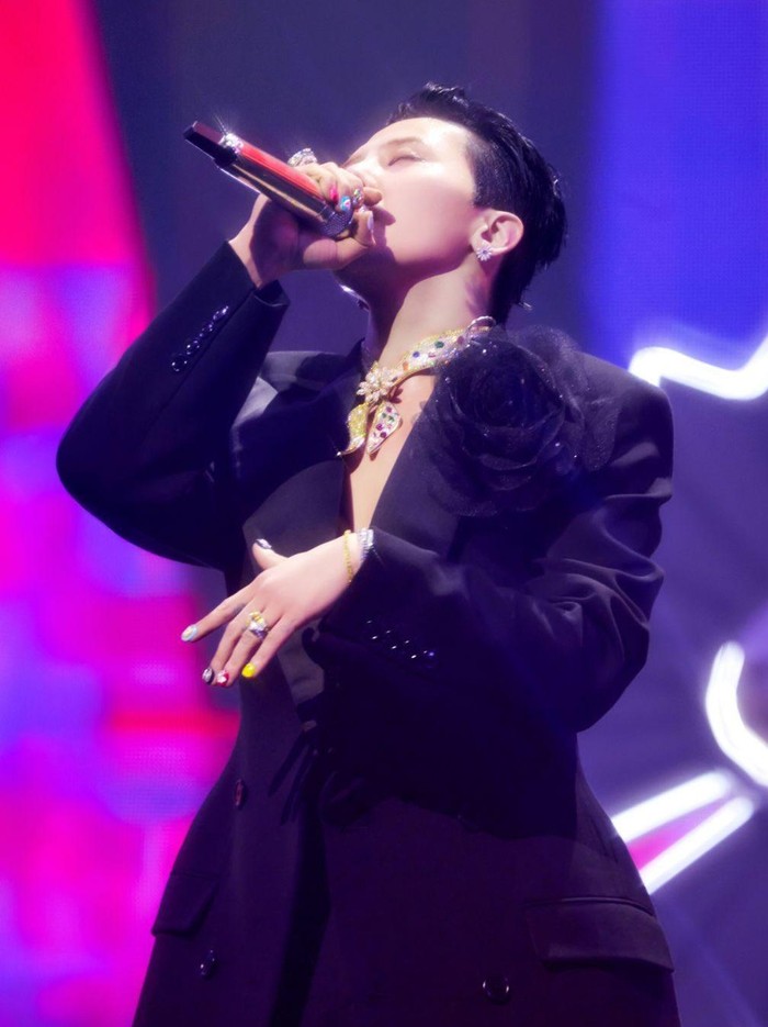 Gaya G-Dragon memakai bandana terbuat dari lempeng emas dan berhias permata di Melon Music Awards 2025.